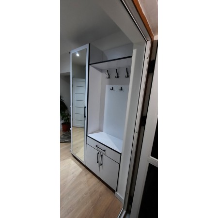 Мебель для небольшой прихожей с местами для хранения вещей.